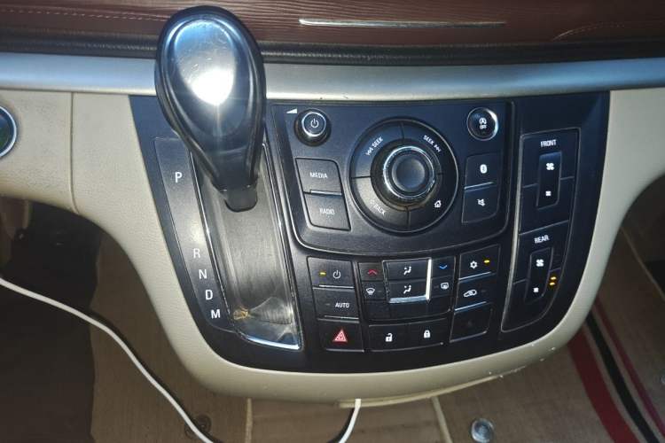 Used Buick GL8 2018 28T Luxury Model China VI Standard Gear Lever