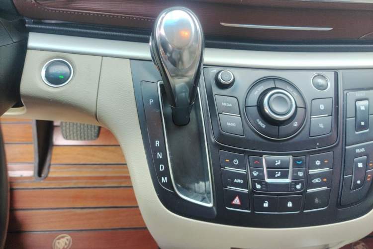 Used Buick GL8 2018 28T Luxury Model China VI Standard Gear Lever