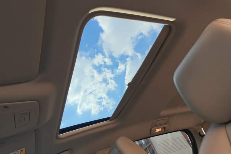 Used Buick GL8 2018 28T Luxury Model China VI Standard Headliner