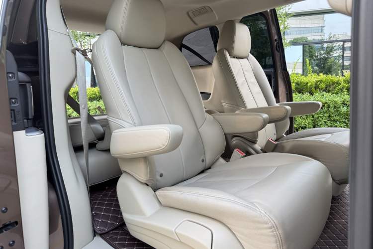 Used Buick GL8 2018 28T Luxury Model China VI Standard Interior 4