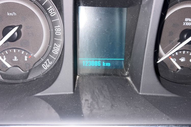 Used Buick GL8 2018 28T Comfort Model China VI Standard Odometer Close Up