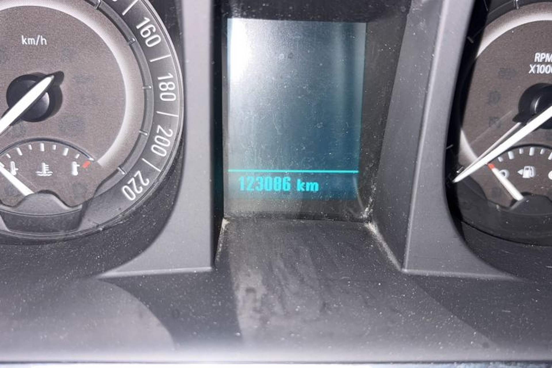 Used Buick GL8 2018 28T Comfort Model China VI Standard Odometer Close Up
