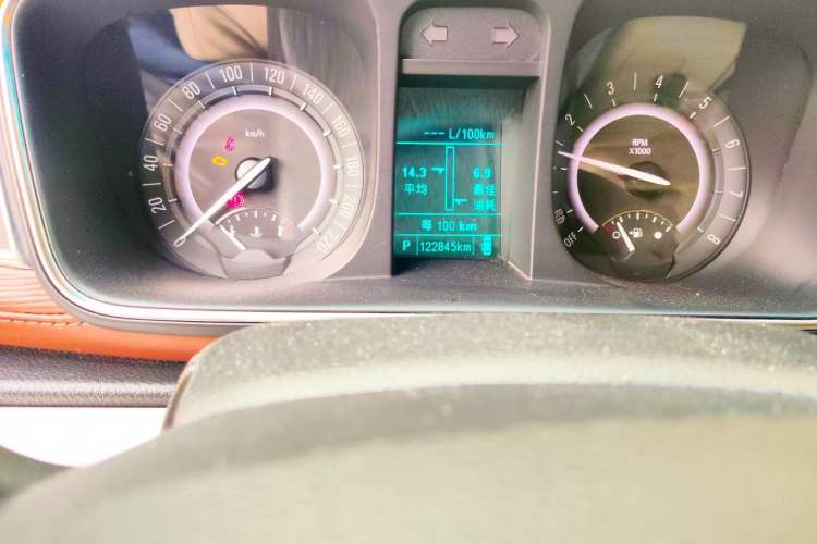 Used Buick GL8 2018 28T Luxury Model China VI Standard Odometer Close Up