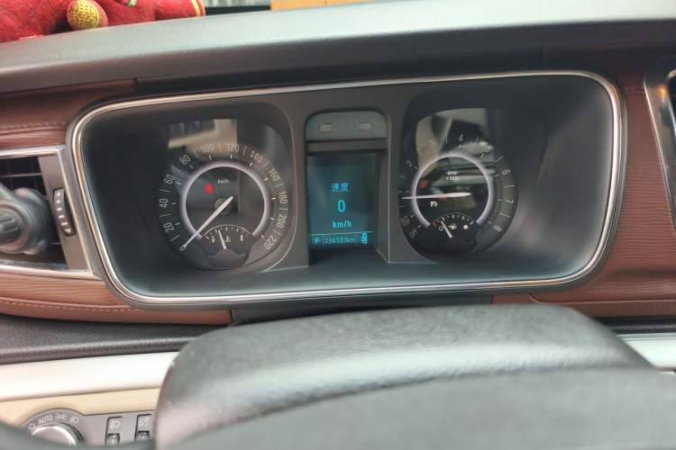 Used Buick GL8 2018 28T Comfort Model China VI Standard Odometer Close Up