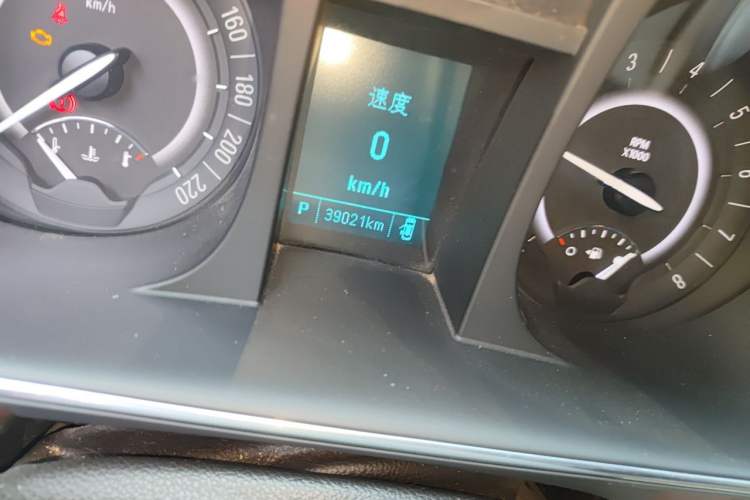Used Buick GL8 2018 28T Luxury Model China VI Standard Odometer Close Up