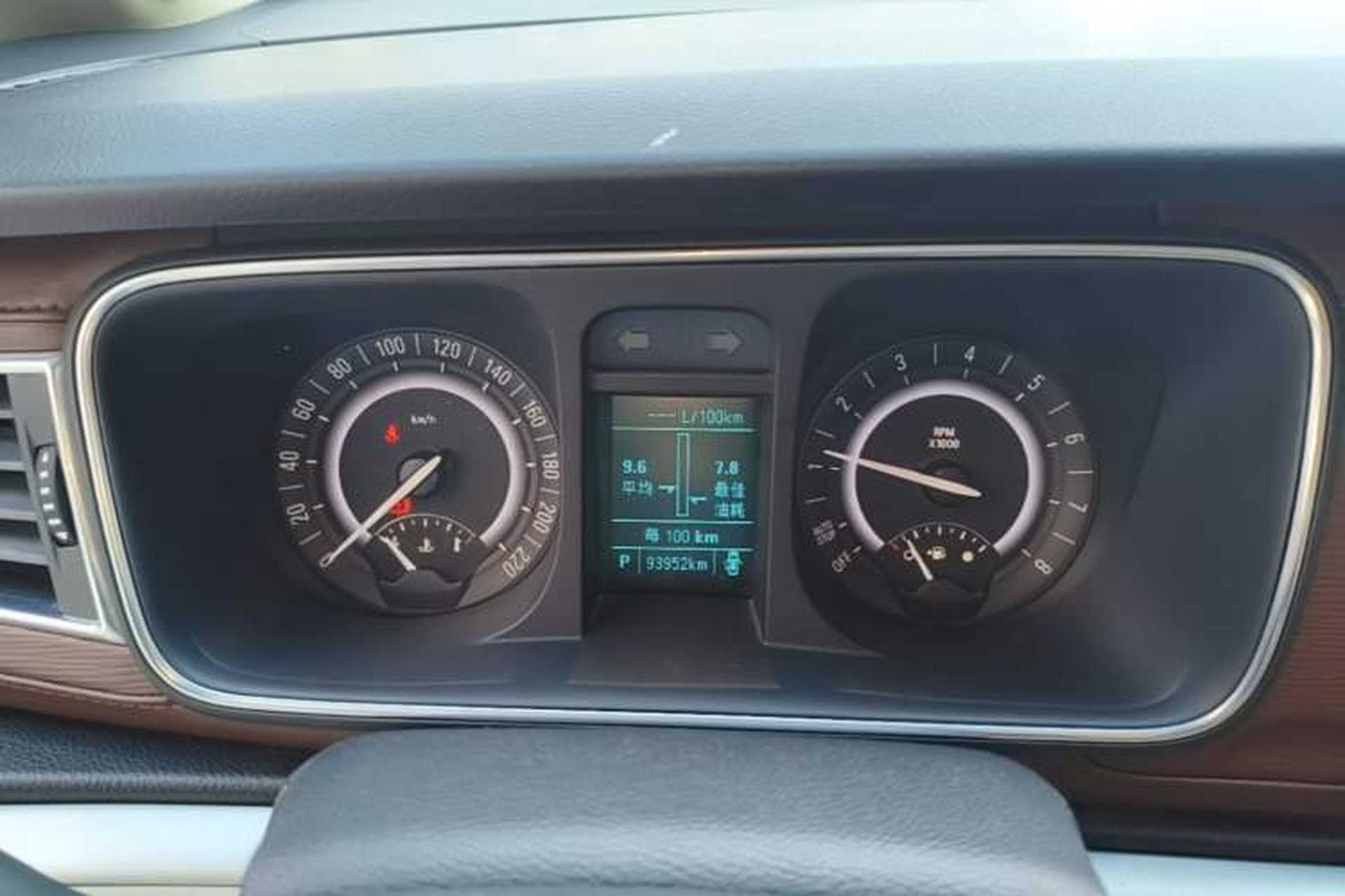 Used Buick GL8 2018 28T Luxury Model China VI Standard Odometer Close Up