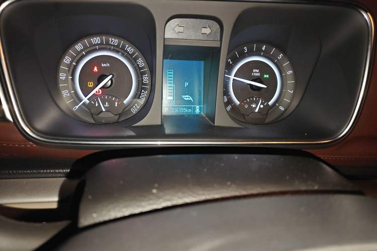 Used Buick GL8 2018 28T Luxury Model China VI Standard Odometer Close Up