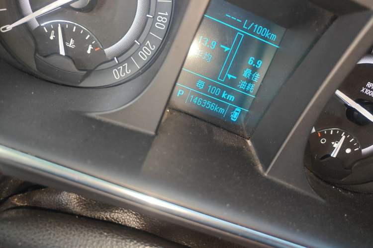 Used Buick GL8 2018 28T Comfort Model China VI Standard Odometer Close Up