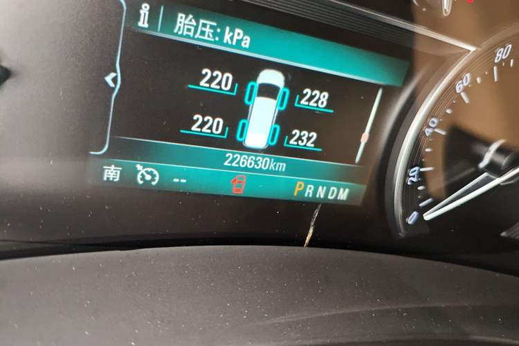 Used Buick GL8 2018 ES 28T Luxury Model China VI Standard Odometer Close Up