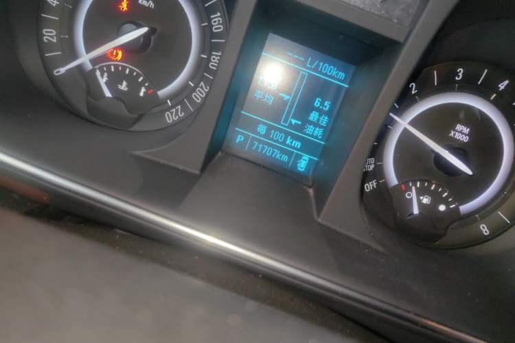 Used Buick GL8 2018 28T Luxury Model China VI Standard Odometer Close Up