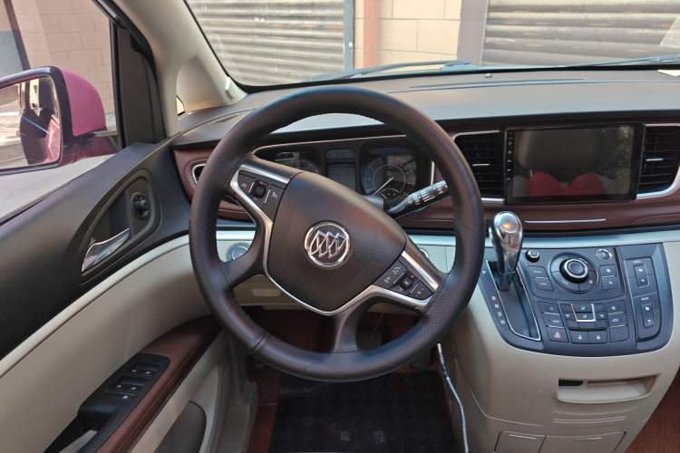 Used Buick GL8 2018 28T Luxury Model China VI Standard Steering Wheel