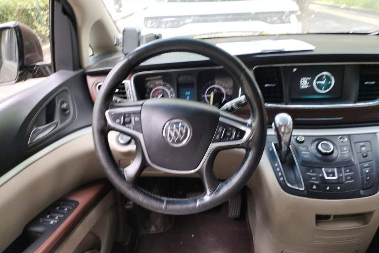 Used Buick GL8 2018 28T Luxury Model China VI Standard Steering Wheel
