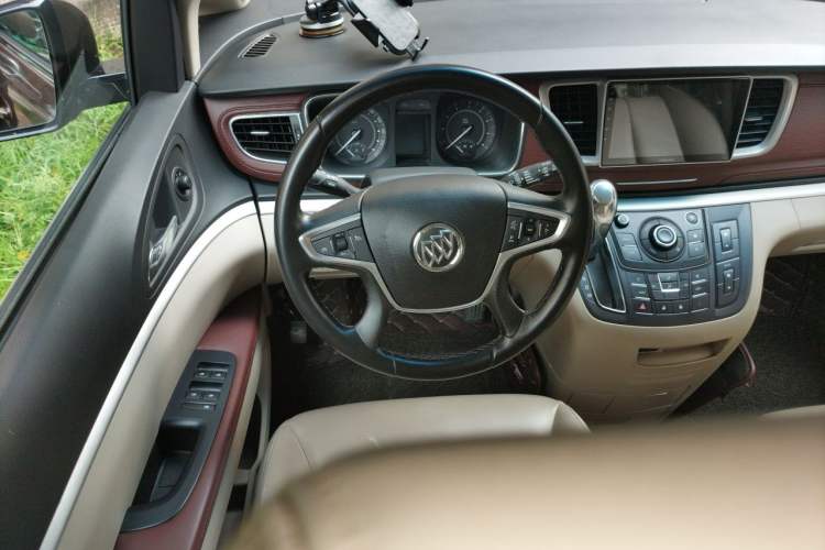 Used Buick GL8 2018 28T Luxury Model China VI Standard Steering Wheel
