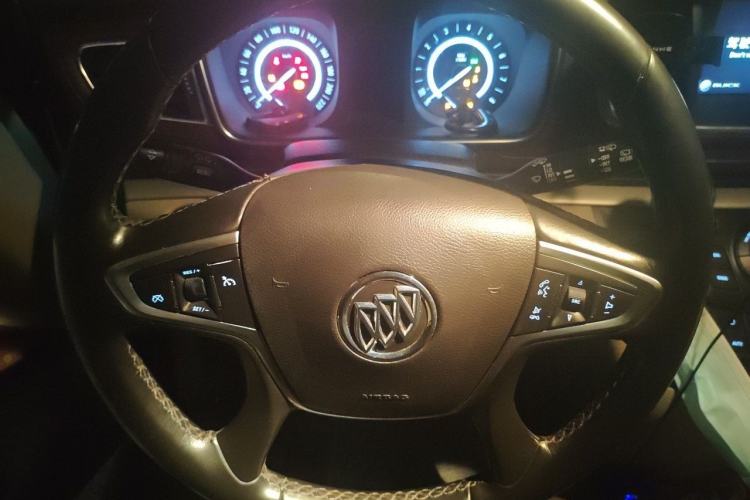 Used Buick GL8 2018 28T Luxury Model China VI Standard Steering Wheel