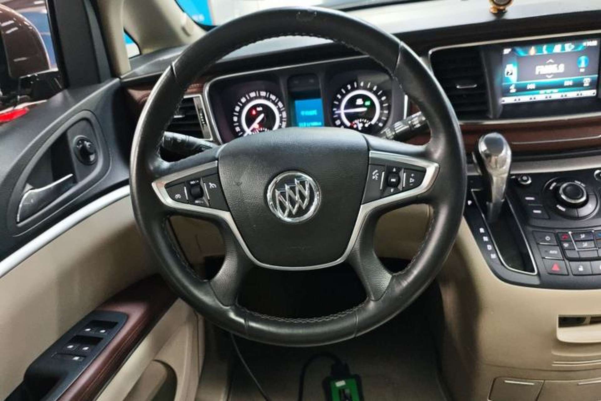 Used Buick GL8 2018 28T Luxury Model China VI Standard Steering Wheel
