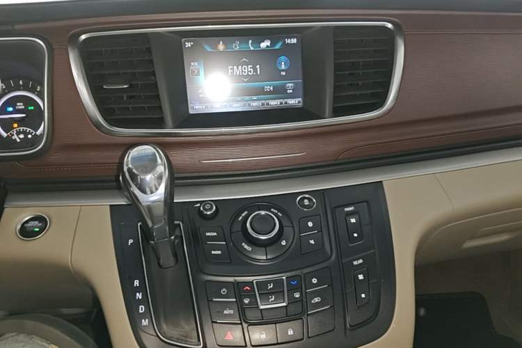 Used Buick GL8 2018 28T Luxury Model China VI Standard Audio And AC Panel
