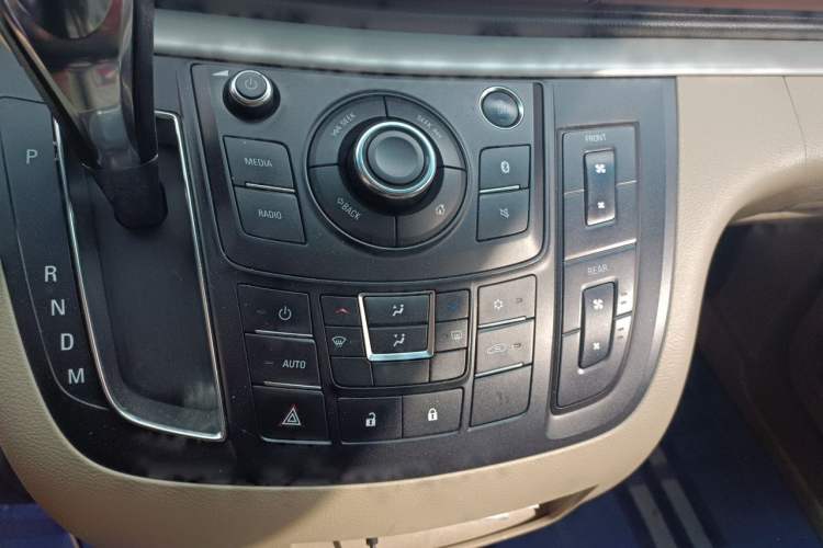 Used Buick GL8 2018 28T Comfort Model China VI Standard Audio And AC Panel