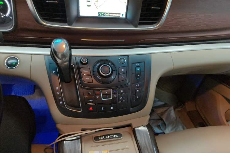 Used Buick GL8 2018 28T Luxury Model China VI Standard Audio And AC Panel