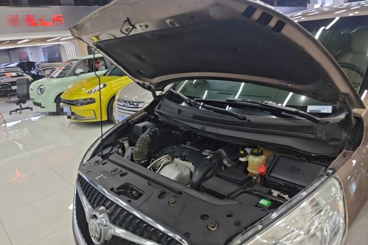 Used Buick GL8 2018 28T Luxury Model China VI Standard Engine Bay