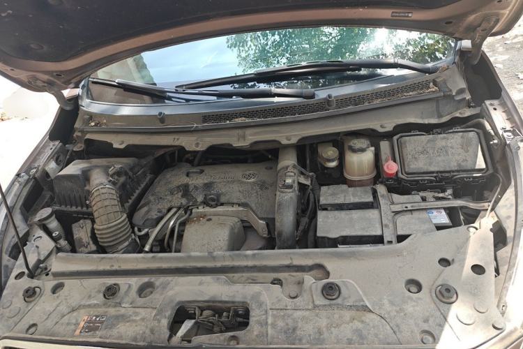 Used Buick GL8 2018 28T Luxury Model China VI Standard Engine Bay