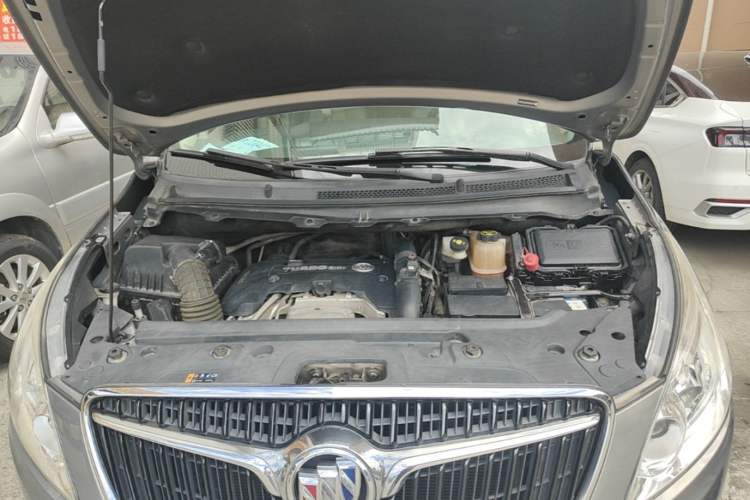 Used Buick GL8 2018 28T Luxury Model China VI Standard Engine Bay