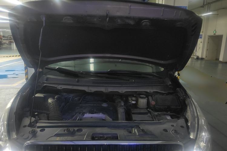 Used Buick GL8 2018 28T Luxury Model China VI Standard Engine Bay