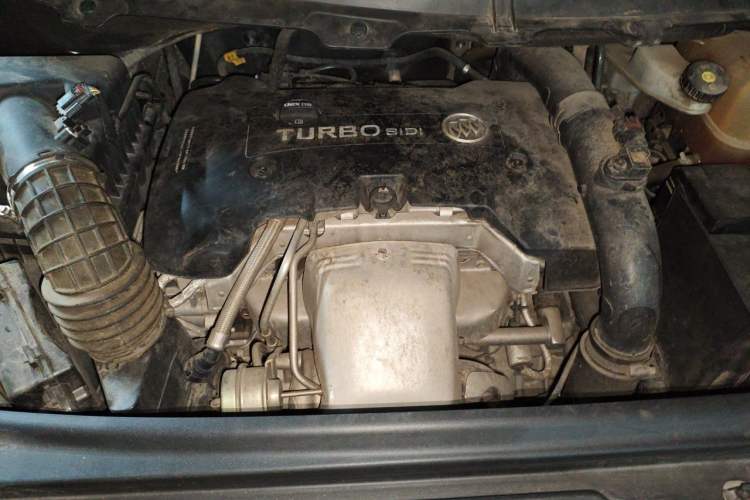 Used Buick GL8 2018 28T Luxury Model China VI Standard Engine Bay
