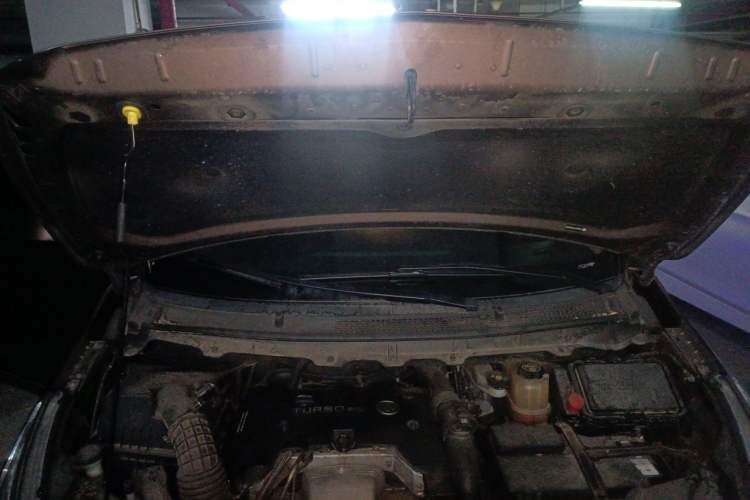 Used Buick GL8 2018 28T Luxury Model China VI Standard Engine Bay