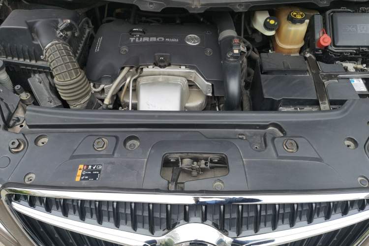 Used Buick GL8 2018 28T Prestige Version China VI Standard Engine Bay