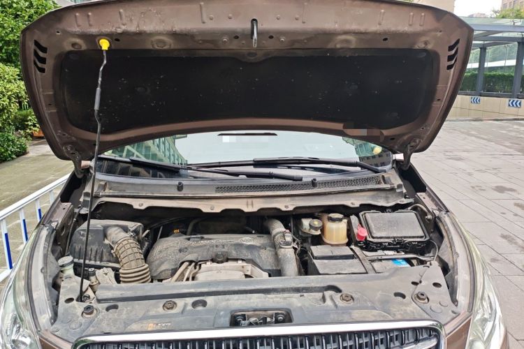 Used Buick GL8 2018 28T Luxury Model China VI Standard Engine Bay