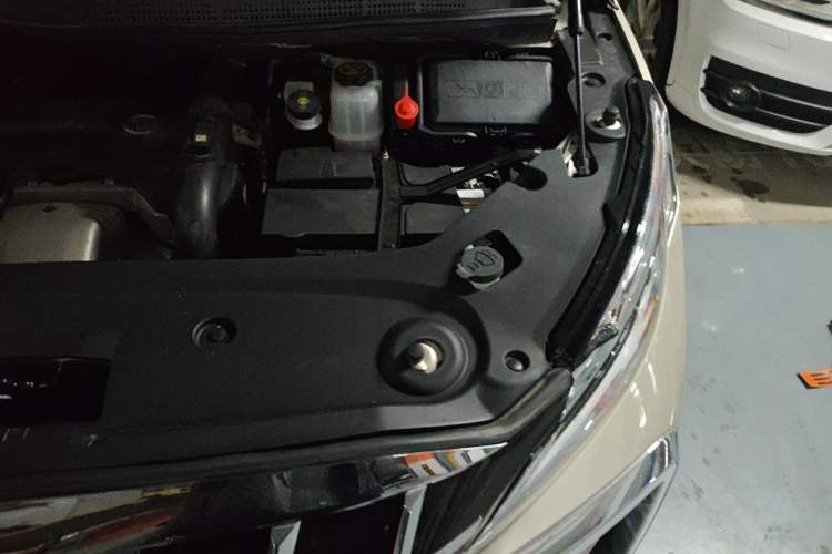 Used Buick GL8 2018 ES 28T Comfort Model China VI Standard Engine Bay Left