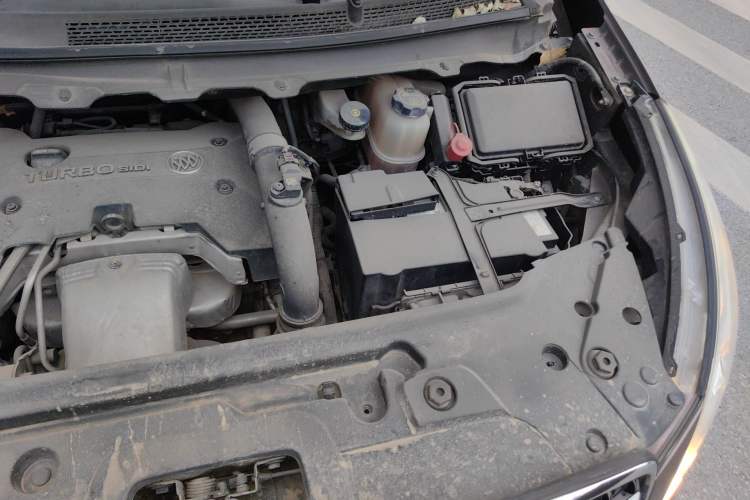 Used Buick GL8 2018 28T Luxury Model China VI Standard Engine Bay Left