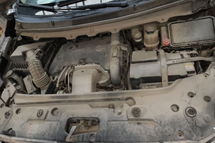 Used Buick GL8 2018 28T Luxury Model China VI Standard Engine Bay