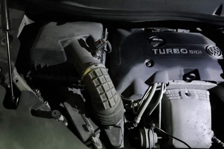 Used Buick GL8 2018 ES 28T Premium Model China VI Standard Engine Bay Right