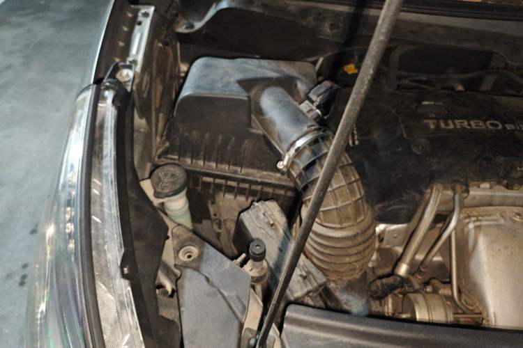 Used Buick GL8 2018 28T Luxury Model China VI Standard Engine Bay Right