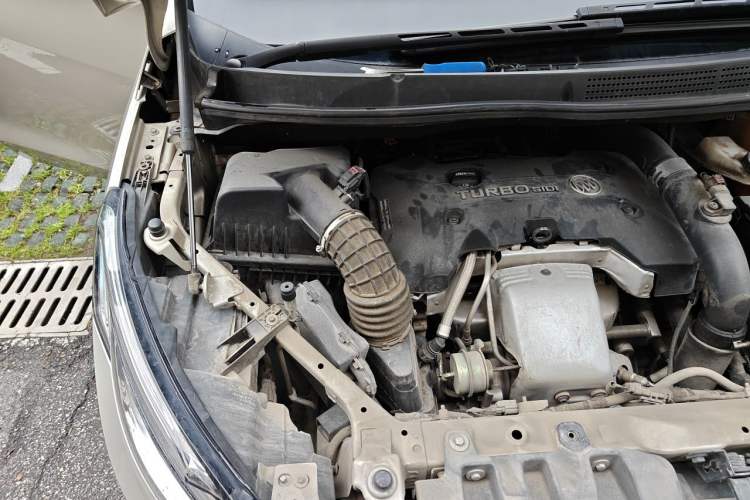 Used Buick GL8 2018 ES 28T Comfort Model China VI Standard Engine Bay Right