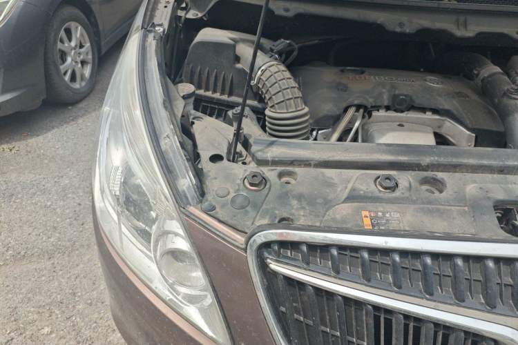 Used Buick GL8 2018 28T Luxury Model China VI Standard Engine Bay Right