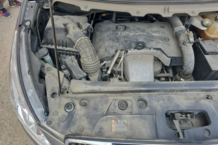 Used Buick GL8 2018 28T Luxury Model China VI Standard Engine Bay Right