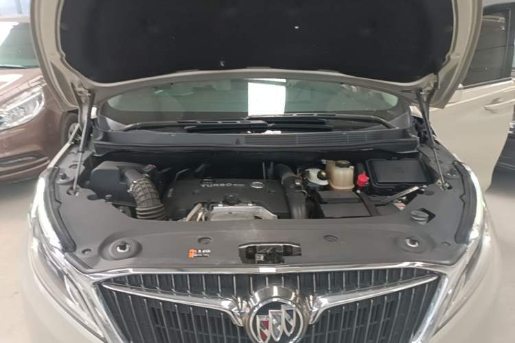 Used Buick GL8 2018 ES 28T Comfort Model China VI Standard Engine Bay