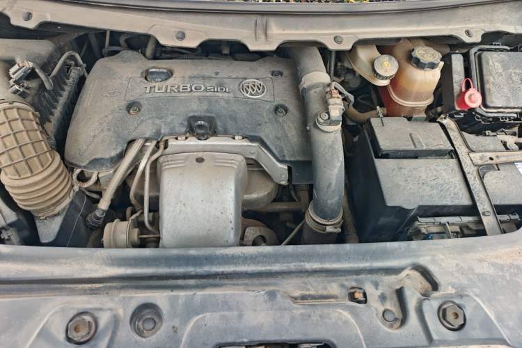 Used Buick GL8 2018 28T Luxury Model China VI Standard Engine Bay