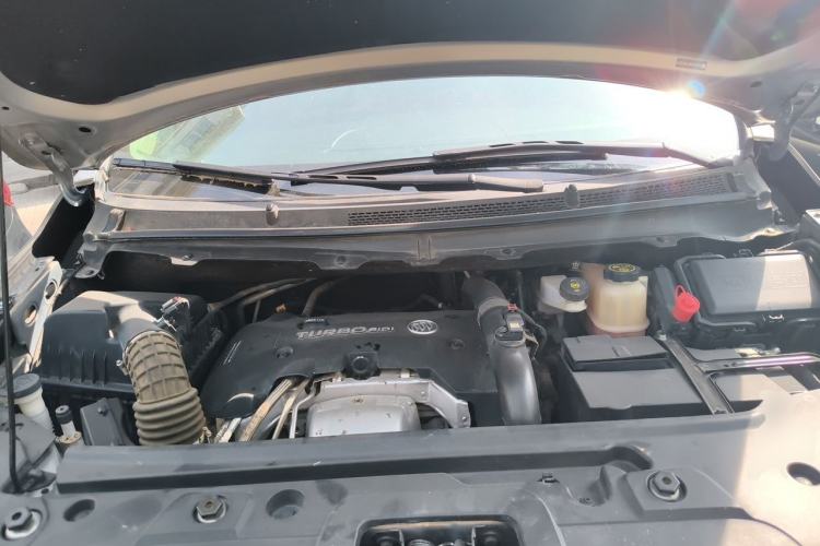 Used Buick GL8 2018 28T Luxury Model China VI Standard Engine Bay
