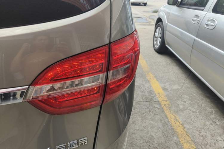 Used Buick GL8 2018 28T Luxury Model China VI Standard Exterior 3