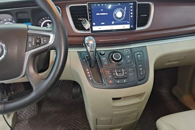 Used Buick GL8 2018 28T Luxury Model China VI Standard Gear Lever