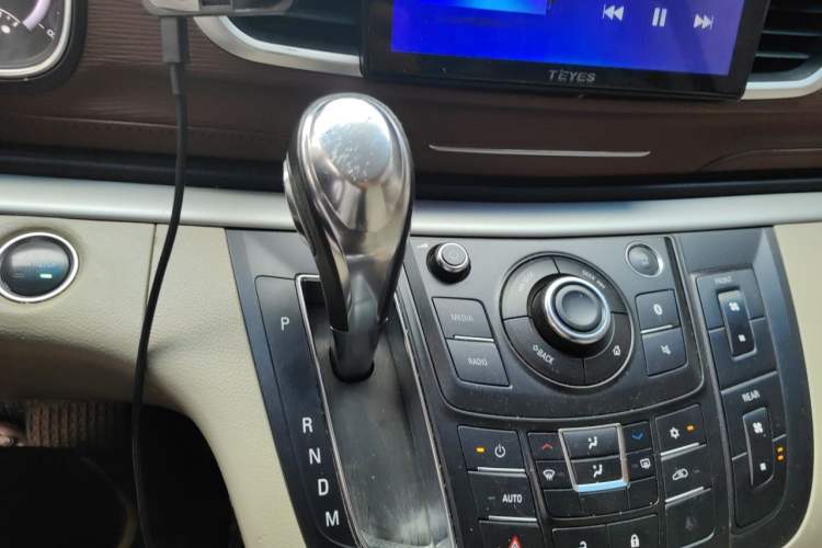 Used Buick GL8 2018 28T Comfort Model China VI Standard Gear Lever