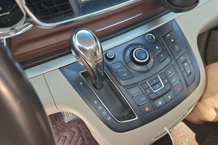 Used Buick GL8 2018 28T Luxury Model China VI Standard Gear Lever