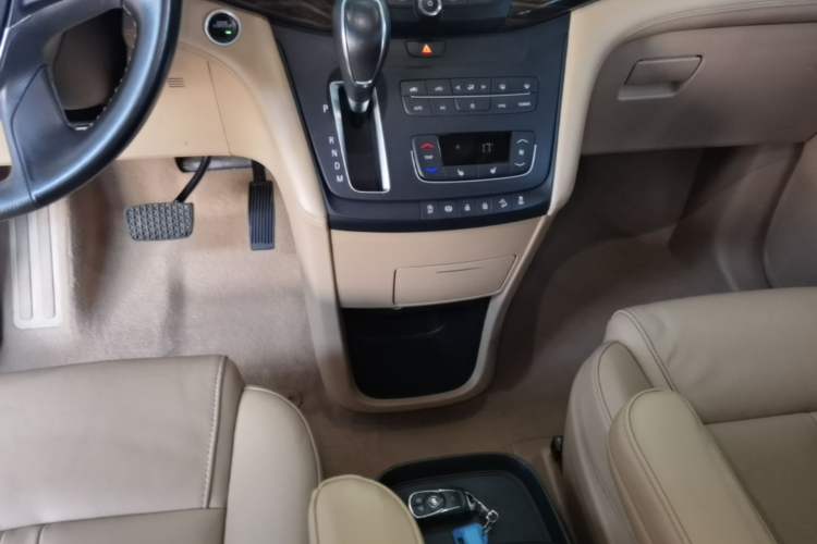 Used Buick GL8 2018 ES 28T Premium Model China VI Standard Gear Lever