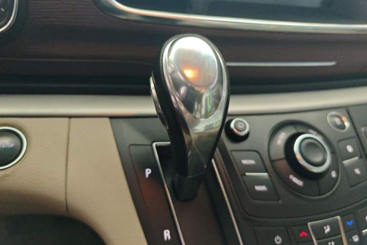 Used Buick GL8 2018 28T Prestige Version China VI Standard Gear Lever