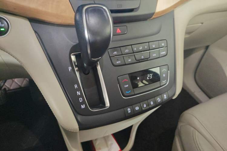 Used Buick GL8 2018 28T Comfort Model China VI Standard Gear Lever