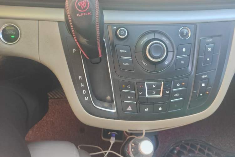Used Buick GL8 2018 28T Luxury Model China VI Standard Gear Lever
