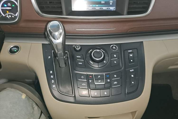 Used Buick GL8 2018 28T Luxury Model China VI Standard Gear Lever